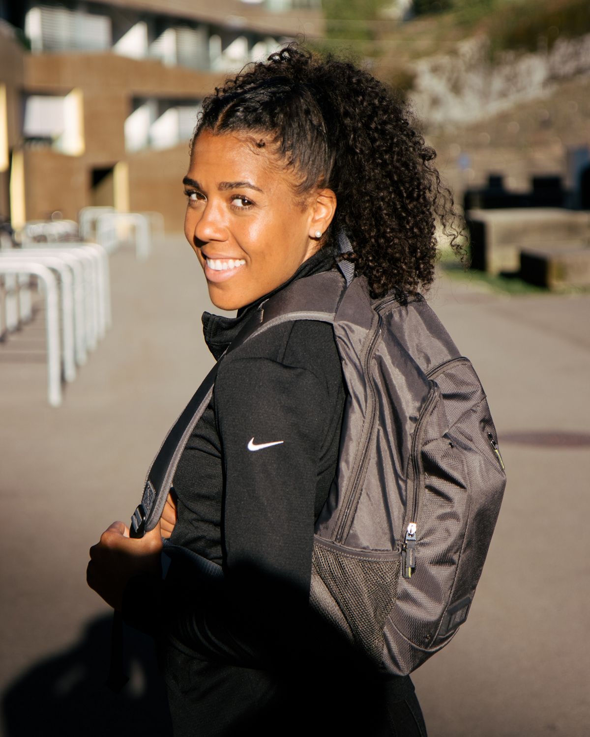 Mujinga Kambundji mit dem Dyson Rucksack